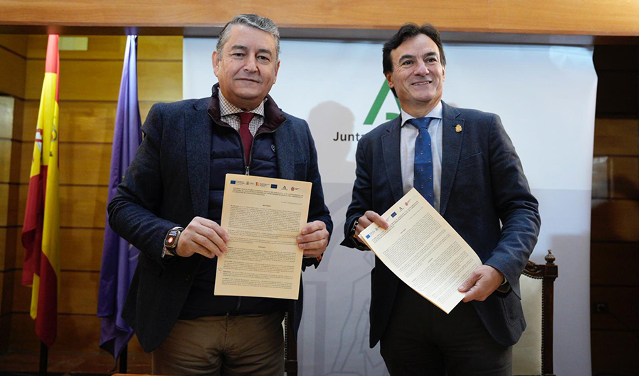 El consejero de la Presidencia, Interior, Diálogo Social y Simplificación Administrativa, Antonio Sanz, y el alcalde de Jaén, José Agustín González, tras la rúbrica del acuerdo.